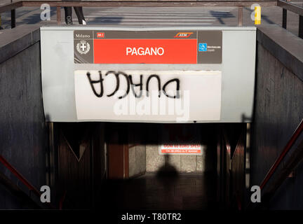 Milan 27 avril 2019 : Entrée de la station de métro pagano sur la ligne rouge du métro. Milan, Italie Banque D'Images