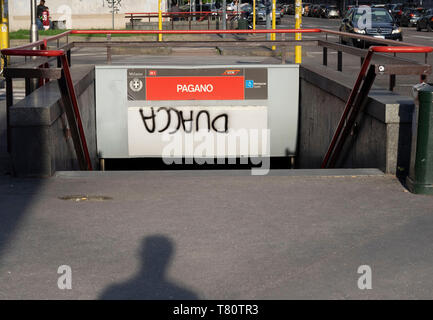 Milan 27 avril 2019 : Entrée de la station de métro pagano sur la ligne rouge du métro. Milan, Italie Banque D'Images