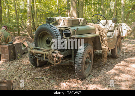 Woodhall Spa 1940 World War Two week-end festival re-enactment, Willys Jeep au défrichement des terres forestières, marquage avec nous Banque D'Images