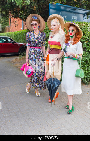 Trois jeunes femmes vêtues de costumes authentiques des années 1940. Festival de Woodhall Spa 1940 Juillet 2018 week-end de reconstitution. Angleterre, Royaume-Uni Banque D'Images