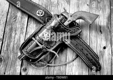 Meubles anciens et de l'ouest pistolet dans son étui en cuir en noir et blanc. Banque D'Images