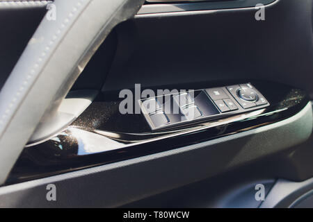 Panneau de contrôle dans la porte de la voiture. Poignée de porte de voiture avec boutons de réglage. Banque D'Images