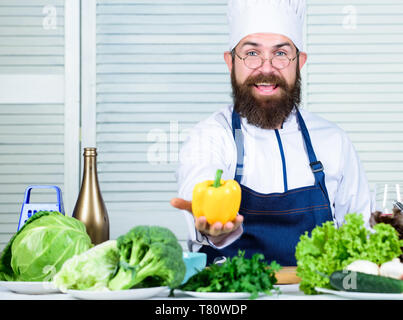 Chef de l'homme à chapeau. Recette goût secret. Les régimes et l'alimentation biologique, de vitamine. La cuisson des aliments sains. Végétarien. Le début. Mature chef avec barbe. Homme barbu cuisiner dans une cuisine, culinaire. Banque D'Images