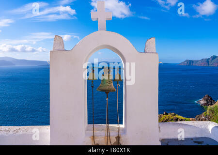 Clocher traditionnel blanchi à la chaux avec vue sur la mer Egée à Oia, Santorin, Grèce Banque D'Images