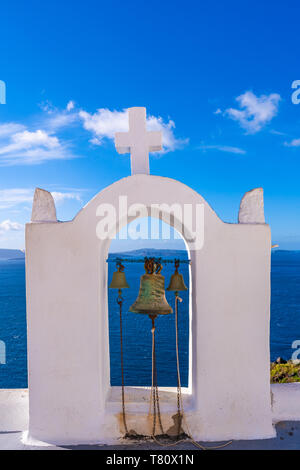 Clocher traditionnel blanchi à la chaux avec vue sur la mer Egée à Oia, Santorin, Grèce Banque D'Images