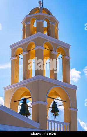 Clocher de l'église Agios Georgios à Oia sur fond de ciel bleu. Santorin, Grèce Banque D'Images