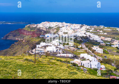 Vue d'Oia, une ville côtière sur l'île grecque de Santorin. La ville possède des maisons blanchies à la chaux sculpté dans la clifftops. Banque D'Images