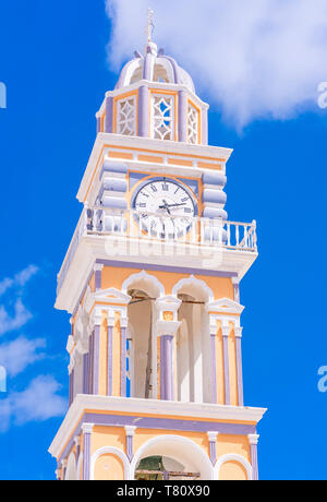 L'horloge de la cathédrale de Saint Jean Baptiste à Fira, Santorini, Grèce Banque D'Images