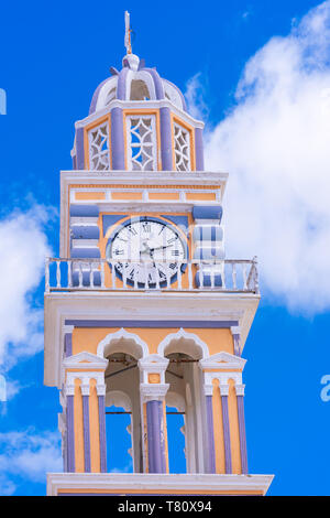 L'horloge de la cathédrale de Saint Jean Baptiste à Fira, Santorini, Grèce Banque D'Images