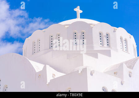 Dôme blanc de la cathédrale orthodoxe métropolitaine à Fira, Santorini, Grèce Banque D'Images