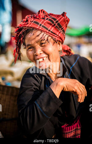 Portrait de Pa-O femme à Ywama, Marché au Lac Inle, à l'État de Shan, Myanmar (Birmanie), l'Asie Banque D'Images