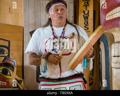 Les danseurs en danse traditionnelle Haïda regalia, Old Masset, Haida Gwaii, en Colombie-Britannique, au Canada, en Amérique du Nord Banque D'Images