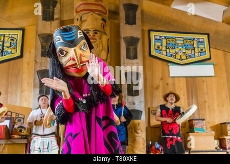 Les danseurs en danse traditionnelle Haïda regalia, Old Masset, Haida Gwaii, en Colombie-Britannique, au Canada, en Amérique du Nord Banque D'Images