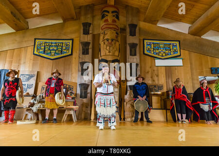 Les danseurs en danse traditionnelle Haïda regalia, Old Masset, Haida Gwaii, en Colombie-Britannique, au Canada, en Amérique du Nord Banque D'Images