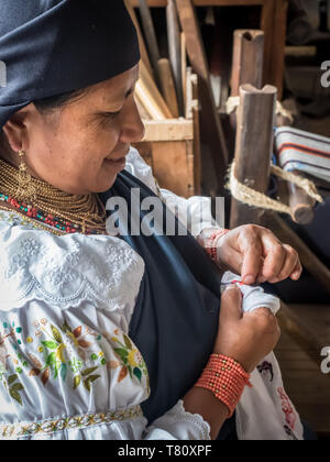 Femme autochtone faisant la broderie traditionnelle, Otavalo, Equateur, Amérique du Sud Banque D'Images