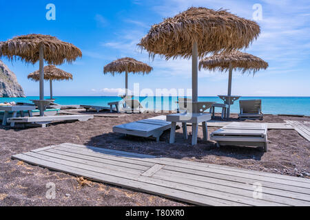 Vide transats et parasols sur la plage de sable noir de Perissa, Santorin, Grèce Banque D'Images