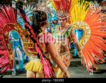Les danseurs de samba au défilé du carnaval dans Niteroi, Etat de Rio de Janeiro, Brésil, Amérique du Sud Banque D'Images