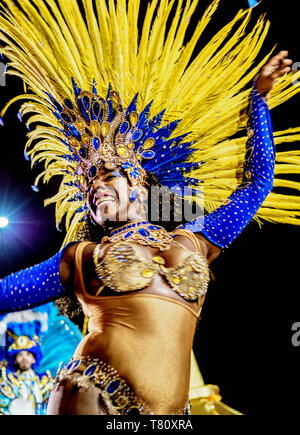 Danseuse de Samba le défilé du Carnaval à Rio de Janeiro, Brésil, Amérique du Sud Banque D'Images