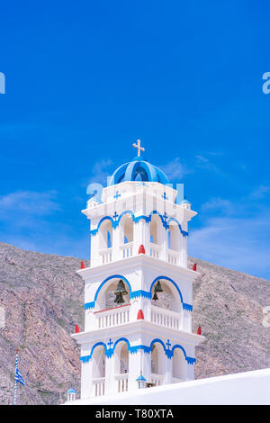 Clocher de l'église de Sainte Croix à Perissa sur l'île de Santorin, Grèce Banque D'Images