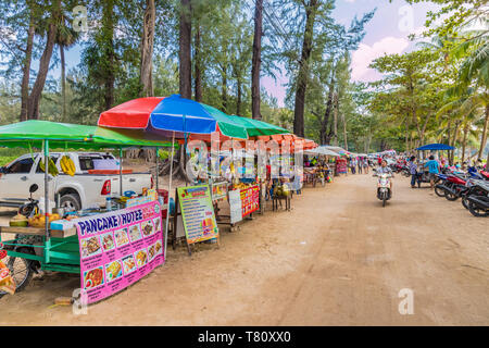 Stands de nourriture à Surin Beach à Phuket, Thaïlande, Asie du Sud, Asie Banque D'Images