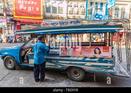 Un bus local dans la vieille ville de Phuket, Phuket, Thaïlande, Asie du Sud, Asie Banque D'Images