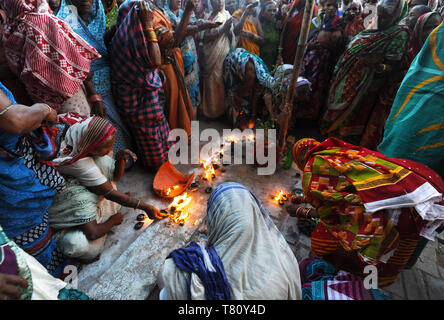 Les veuves se sont réunis pour célébrer Kartika Brata mois de festival par le jeûne ensemble et brûler les lampes puja, Puri, Odisha, Inde, Asie Banque D'Images