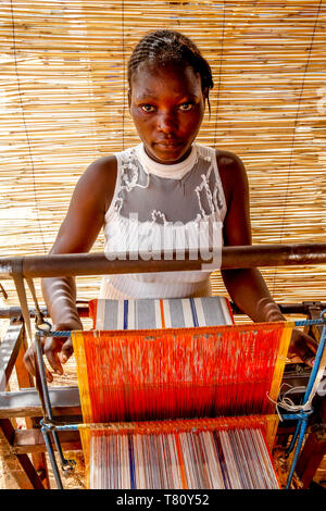 Les jeunes weaver de Koudougou, Burkina Faso, Afrique de l'Ouest, l'Afrique Banque D'Images