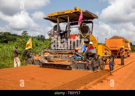 La construction de routes conçu par une société chinoise près d'Abidjan, Côte d'Ivoire, Afrique de l'Ouest, l'Afrique Banque D'Images