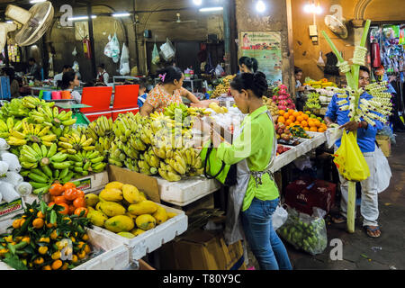 Étal de fruits dans le vieux marché de PSAR Chas dans le centre de Siem Reap, l'importante ville touristique du nord-ouest, Siem Reap, Cambodge, Indochine, Asie Banque D'Images