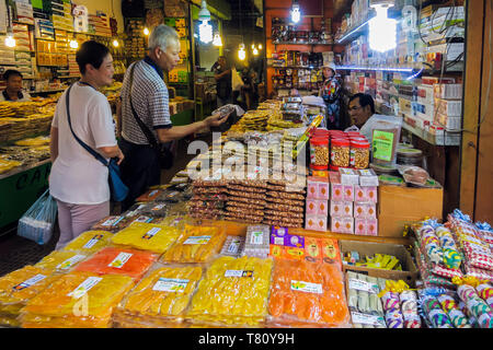 Décrochage de l'épicerie dans le vieux marché de PSAR Chas dans le centre de Siem Reap, l'importante ville touristique du nord-ouest, Siem Reap, Cambodge, Indochine, Asie Banque D'Images