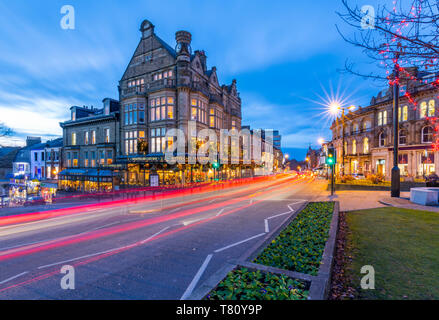 Vue du Parlement Street à Noël, Harrogate, North Yorkshire, Angleterre, Royaume-Uni, Europe Banque D'Images