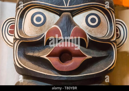 Totem dans la maison longue du peuple Kwakwaka'wakw, Alert Bay, British Columbia, Canada, Amérique du Nord Banque D'Images