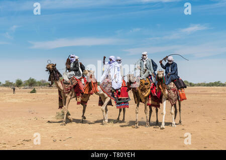 Chameau coloré riders à un festival tribal, Sahel, Tchad, Afrique Banque D'Images