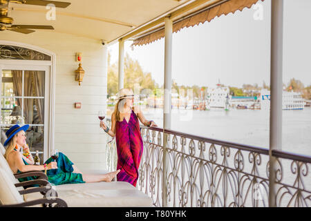 Les femmes américaines touristes à bord du Mékong la princesse, comme il navigue vers le bas le Delta du Mékong du Cambodge au Vietnam. Banque D'Images