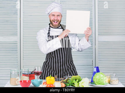 Guide de cuisson ultime pour les débutants. Livre des recettes de famille exemplaire de l'espace. Selon recette. Chef barbu homme auteur de livre. Chef recommander livre. Recettes culinaires concept de livre. Améliorer les compétences de cuisson. Banque D'Images