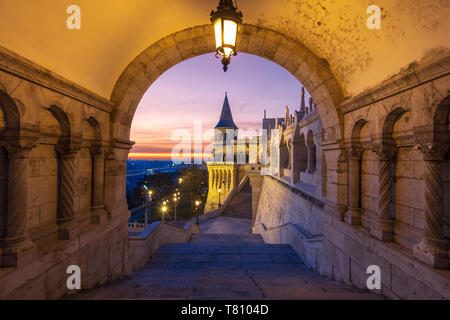 Du Bastion des Pêcheurs avec lever du soleil spectaculaire, la colline du Château de Buda, à Budapest, Hongrie, Europe Banque D'Images