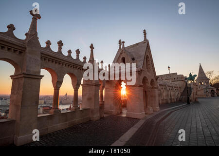 Aube sur Budapest du Bastion des Pêcheurs, Castle Hill, district de Budapest, Hongrie, Europe Banque D'Images