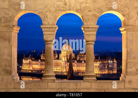 Le Parlement hongrois, la nuit, vue depuis les colonnes de le Bastion des Pêcheurs, l'UNESCO World Heritage Site, Budapest, Hongrie, Europe Banque D'Images