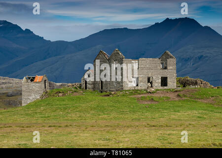 Ferme abandonnée avec décor de montagnes près de la route d'Hofn, Région de l'Est, l'Islande, les régions polaires Banque D'Images