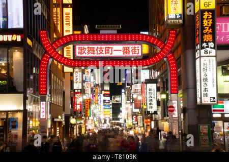 Un neon red gate (torii) et des enseignes au néon dans le quartier de Kabukicho, centre de la vie nocturne et de divertissement de Tokyo, Honshu, Japon, Asie Banque D'Images