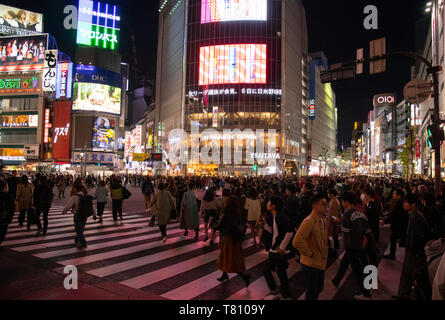 Enseignes au néon au-dessus de la foule au croisement de Shibuya à Tokyo, Japon, Asie Banque D'Images