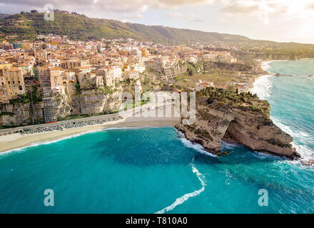 Vue aérienne de la plage et de la ville de Tropea - Tropea, Calabre, Italie Banque D'Images