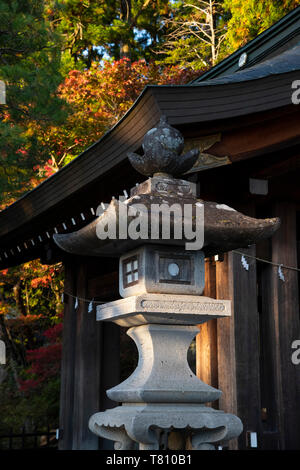 Une lanterne de pierre près de l'Sakurayamu Hachiman-gu Temple à Takayama, Japon, Asie Banque D'Images