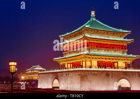 Bell Tower, datant du 14ème siècle reconstruite par la dynastie Qing en 1739, Xian, Shaanxi Province, China, Asia Banque D'Images