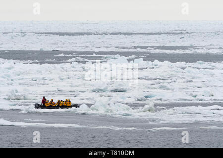 Les touristes sur les bateaux gonflables à la découverte de la calotte glacière, 81 degrés, au nord du Spitzberg, Svalbard, Norvège, Europe, de l'Arctique Banque D'Images