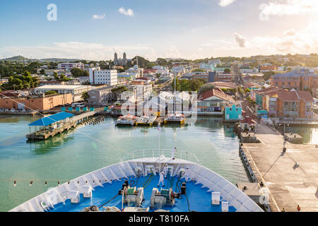 Croisière à bord du navire entrée dans le Heritage Quay, St John's, Antigua, Antilles, Caraïbes, Amérique Centrale Banque D'Images