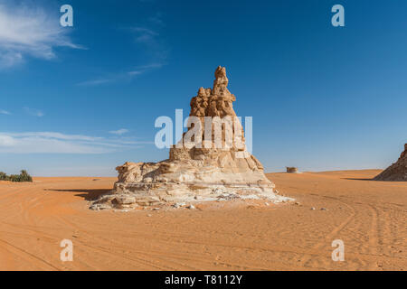 La tour de grès à un lac d'eau salée dans le Nord du Tchad, Afrique Banque D'Images