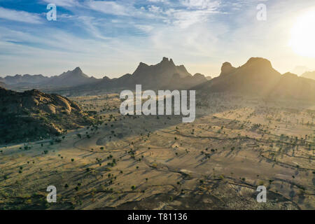 Vue aérienne de beaux paysages de montagne, Sahel, Tchad, Afrique Banque D'Images