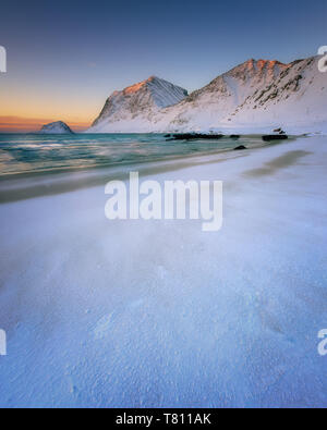 La neige a couvert Haukland plage au coucher du soleil, les îles Lofoten, Nordland, Norvège, Europe Banque D'Images