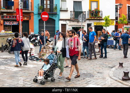 Shoppers Causual marche sur la Calle Feria brocante Banque D'Images